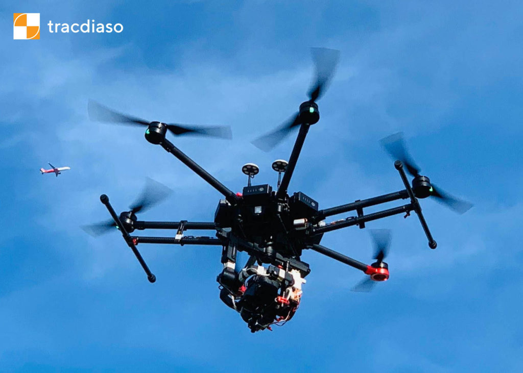 Đây là hình ảnh của một chiếc UAV, một thiết bị vô cùng tiện lợi trong việc thu thập thông tin. Hãy xem để biết thêm về những ứng dụng của nó!